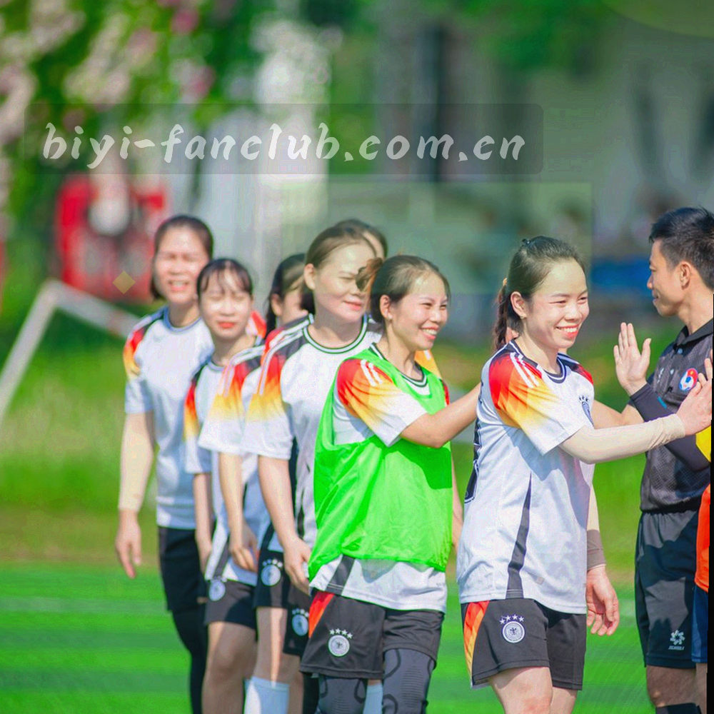 层叠的地图轮廓与电光青坐标标记组成的抽象图形